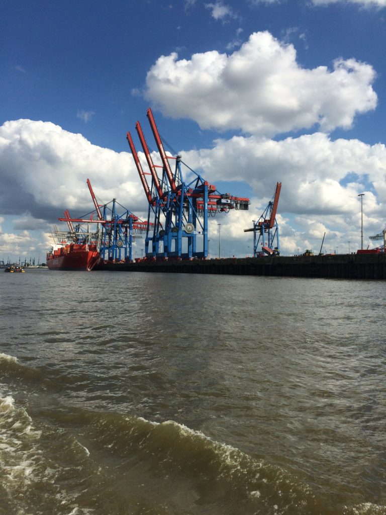 Hamburger Hafen mit Containerbrücken